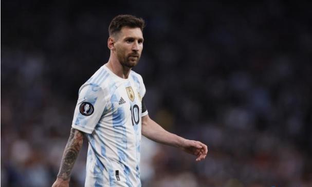 女单颁奖礼：冠军王艺迪面带微微的笑容，亚军笑容灿烂，非常自豪